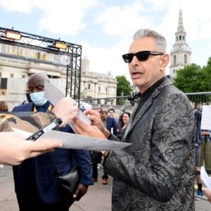 Jeff Goldblum Instagram - We had the best time shooting in the UK, so it was extra special to return to celebrate with cast and crew. “Jurassic World: Dominion” is out June 10th! 🦖😎
