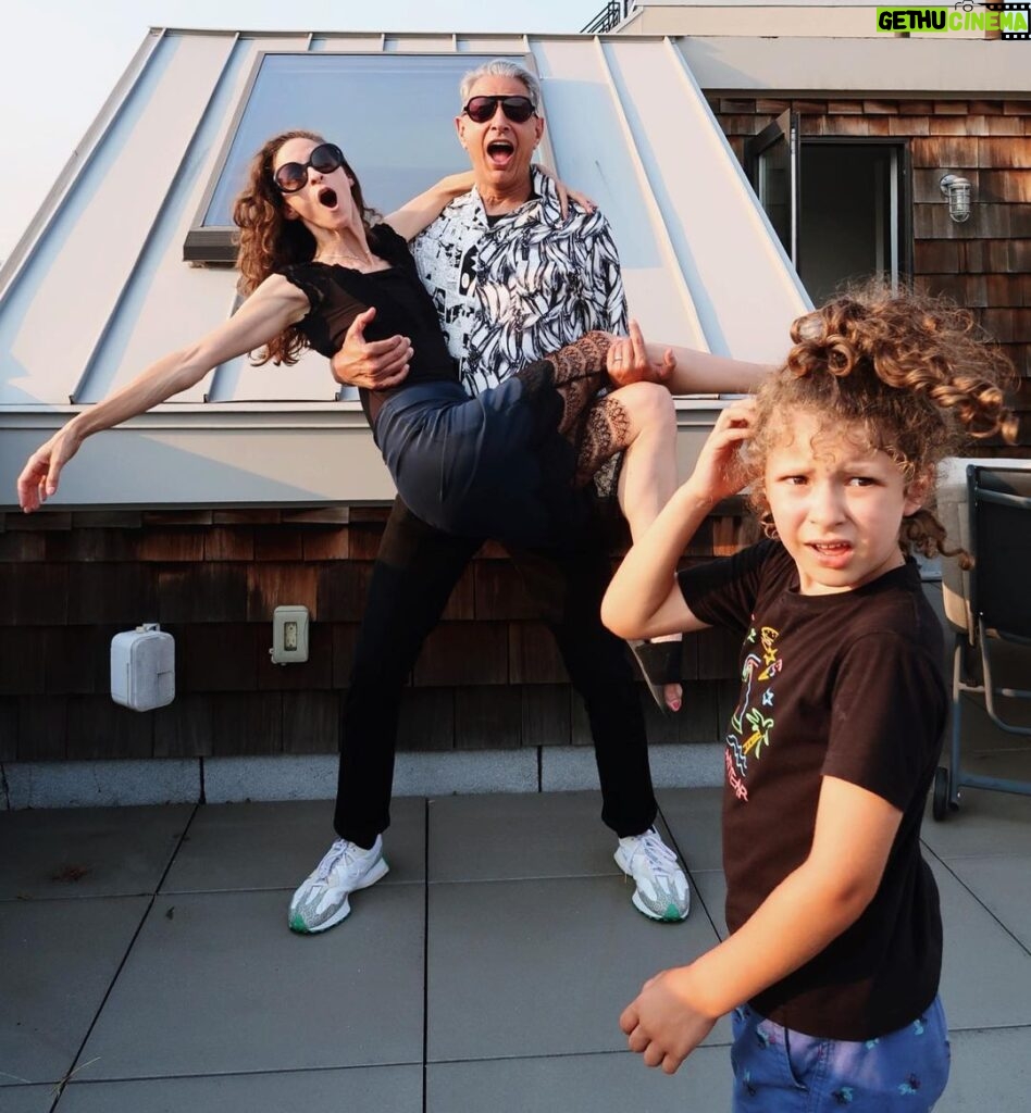 Jeff Goldblum Instagram - Brought the whole family along to work! In NYC shooting Season 5 of @searchpartymax. 🍎💕✨ @emiliegoldblum #CharlieOcean #RiverJoe 📸 @machetebangbang