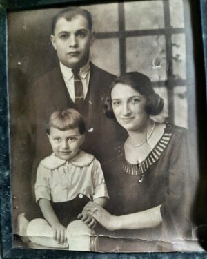 Jeff Goldblum Instagram - My dad with his parents in the early 1920s...even zaddies have fathers! 😉Happy Father’s Day to all! 🙏🏼💫💙