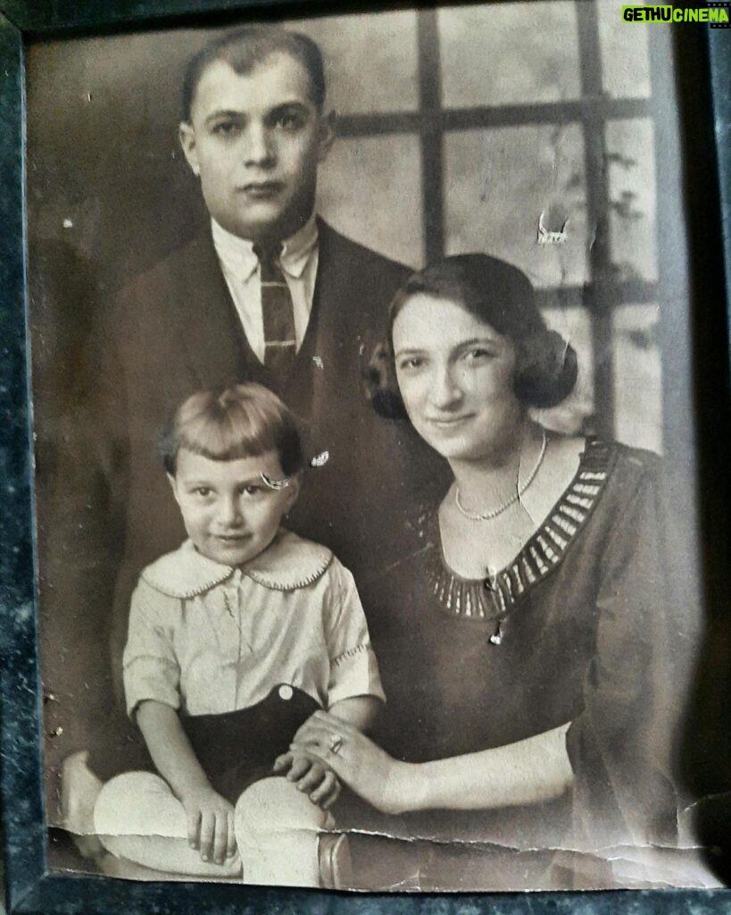 Jeff Goldblum Instagram - My dad with his parents in the early 1920s...even zaddies have fathers! 😉Happy Father’s Day to all! 🙏🏼💫💙