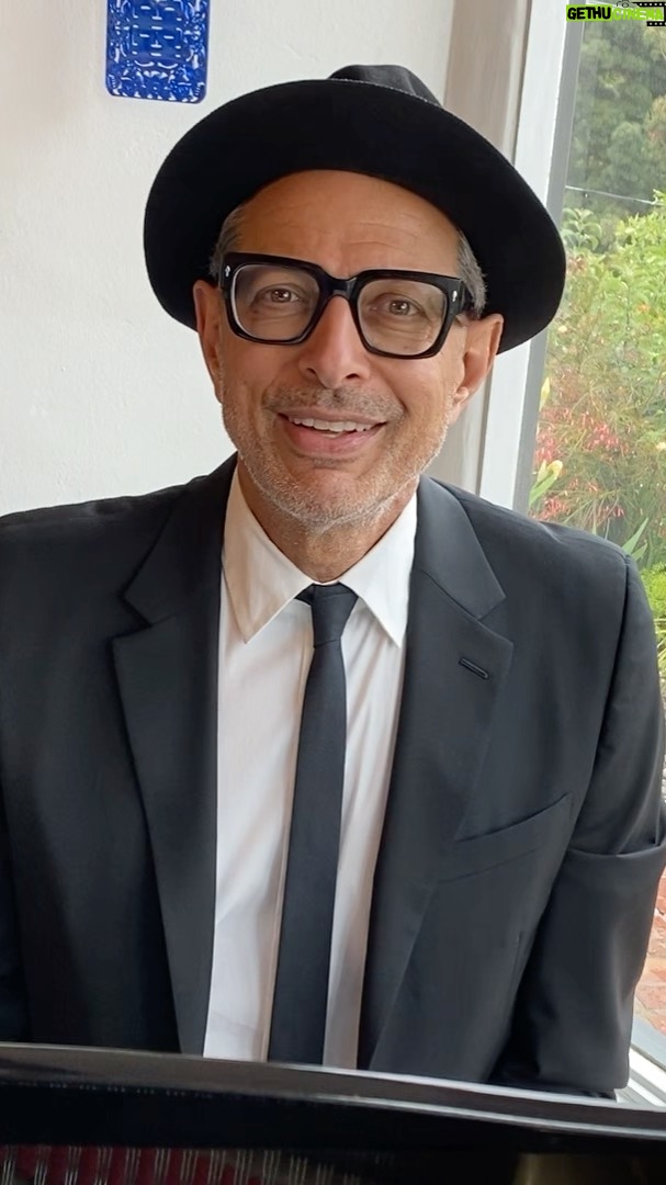 Jeff Goldblum Instagram - A #HopeFromHome message on #WorldHealthDay! ππΌπ©π½ββοΈπ§π»ββοΈπ¨π½ββοΈπ₯π©Ίππβ¨ #AloneTogether