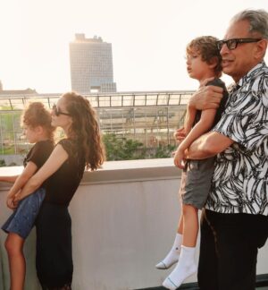 Jeff Goldblum Instagram - Brought the whole family along to work! In NYC shooting Season 5 of @searchpartymax. 🍎💕✨ @emiliegoldblum #CharlieOcean #RiverJoe 📸 @machetebangbang