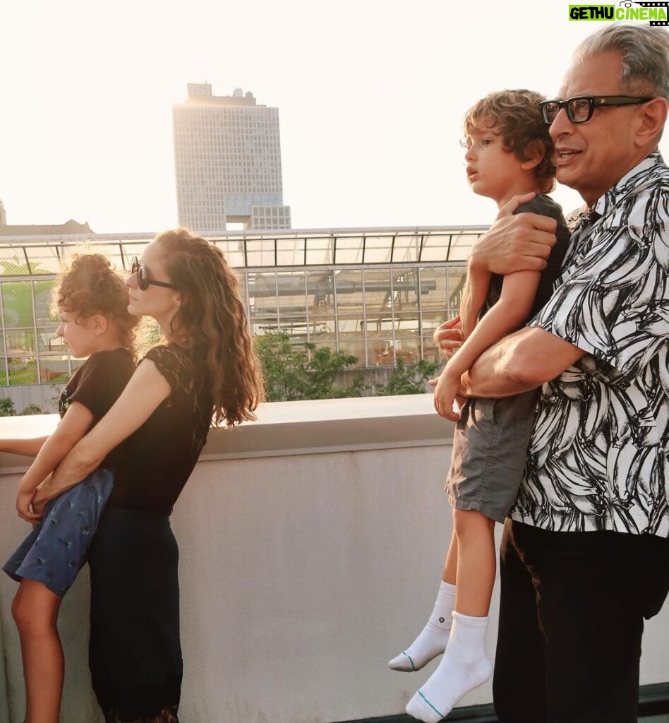 Jeff Goldblum Instagram - Brought the whole family along to work! In NYC shooting Season 5 of @searchpartymax. 🍎💕✨ @emiliegoldblum #CharlieOcean #RiverJoe 📸 @machetebangbang