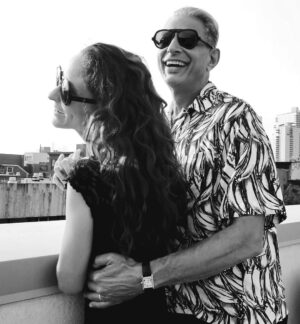 Jeff Goldblum Instagram - Brought the whole family along to work! In NYC shooting Season 5 of @searchpartymax. 🍎💕✨ @emiliegoldblum #CharlieOcean #RiverJoe 📸 @machetebangbang
