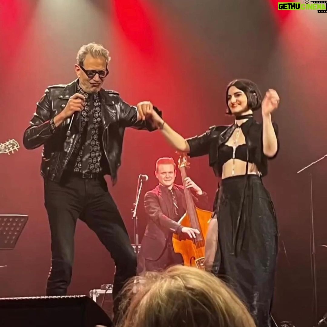 Jeff Goldblum Instagram - Our third album βPlays Well With Othersβ is out now! Check out the full album at the link in my profile, as well as the limited edition vinyl which is shipping now! Thank you to our wonderful guest singers @kellyclarkson @atinamattiel @iamfredapayne @_rodrigo_amarante, and the entire Mildred Snitzer Orchestra! @jazzstorie @alexanderfrankmusic @kenny_elliott_drums @jjbagg @scottgilmansax @saxpyornce πβ‘οΈππΌπΌπΉπΆπ·ππ΅πΊπππΎππΈπβ¨