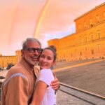 Jeff Goldblum Instagram - Here we go!!! Grand things are ahead. Love love love. 🙏🏼🧙🏼‍♂️🦋🌈🌍💫✨🍦🏄🏽‍♂️🌊🚀🌌⌛️⏳🥳🎉🎹🎆🎶🪩🎵🎇🥂🪅💜☮️ (📸: @emiliegoldblum)