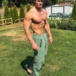 Jeff Seid Instagram – Casual physique update

Just enjoying life while being aesthetic 😄 Seattle, Washington
