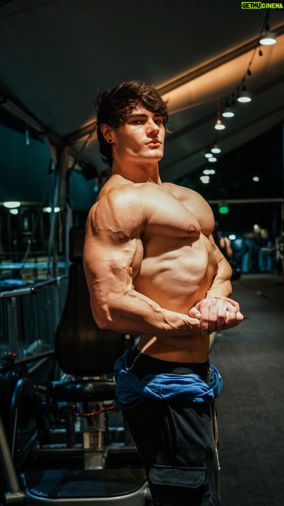 Jeff Seid Instagram - How to build an aesthetic chest Gold's Gym