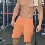 Jeff Seid Instagram - On todays episode of DBZ I’ll be teaching you how to implement ISO HOLDS into your workouts 🙂 Give these a try next time you train! Just to reiterate I do 2 reps with a 2 second hold, then 4 reps and a 4 second hold; all the way up to 12 reps. Increasing by 2 each time. I’ll do 4 sets of this going up to 12, 10, 8, 8. Keep your rest periods at 45 seconds in between sets! Experiment doing ISO Holds with different exercises like incline dumbbell bench press, cable rows, etc and take your training to the next level. Let me know what ya think!