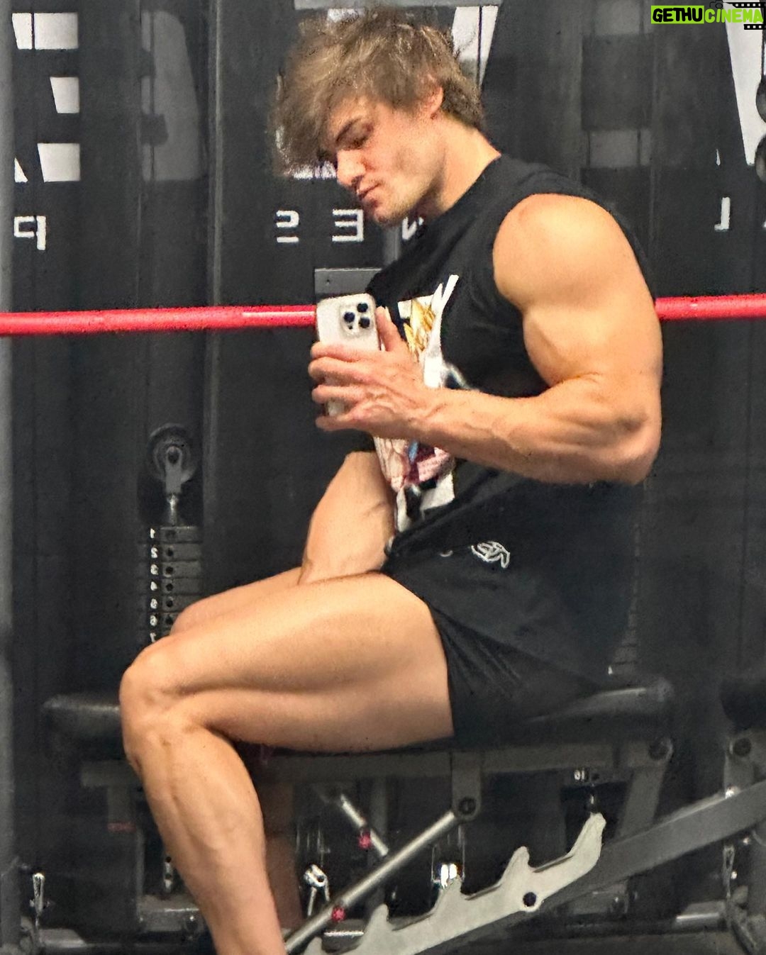 Jeff Seid Instagram - Legs are growing 😏 Hard work pays off! @vqfit