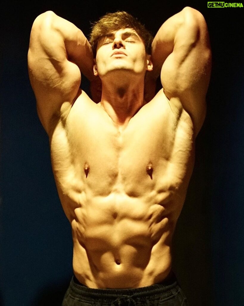 Jeff Seid Instagram - CARBS ARE NOT THE ENEMY Contrary to popular belief carbohydrates are actually your friend. Don’t be afraid to have some carbs after an intense workout or even before the workout if you are low on energy. Currently I am dieting on 50% carbs, 35% protein and 15% fat. Calories are at 2,600 per day. Energy levels are feeling great and my workouts are better than ever. Keep the carbs high while in a calorie deficit and continue to enjoy your workouts and daily life; all whilst losing body fat.
