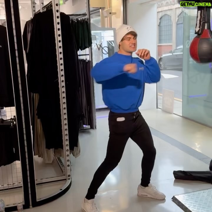 Jeff Seid Instagram - My recent adventure π Went to England this past weekend for a brief but epic trip. The energy was unmatched and it was a good time all around. Big thanks to everyone who came out to the @vqfit pop up store & after hours lift. Now itβs time to return to America for a massive thanksgiving feast! London, United Kingdom