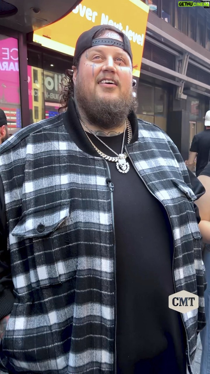 Jelly Roll Instagram - Nashville to NYC 💫 @jellyroll615 watching the premiere of his “Need A Favor” music video in Times Square is everything!