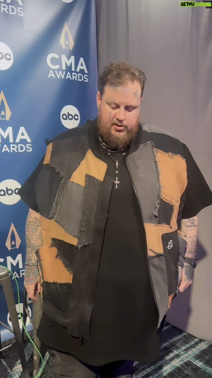 Jelly Roll Instagram - If this doesn’t make you tear up I don’t know what will… THIS is what the country community is all about 🙏❤️ @jellyroll615 @cmorganmusic #CMAAwards #iHeartCHP