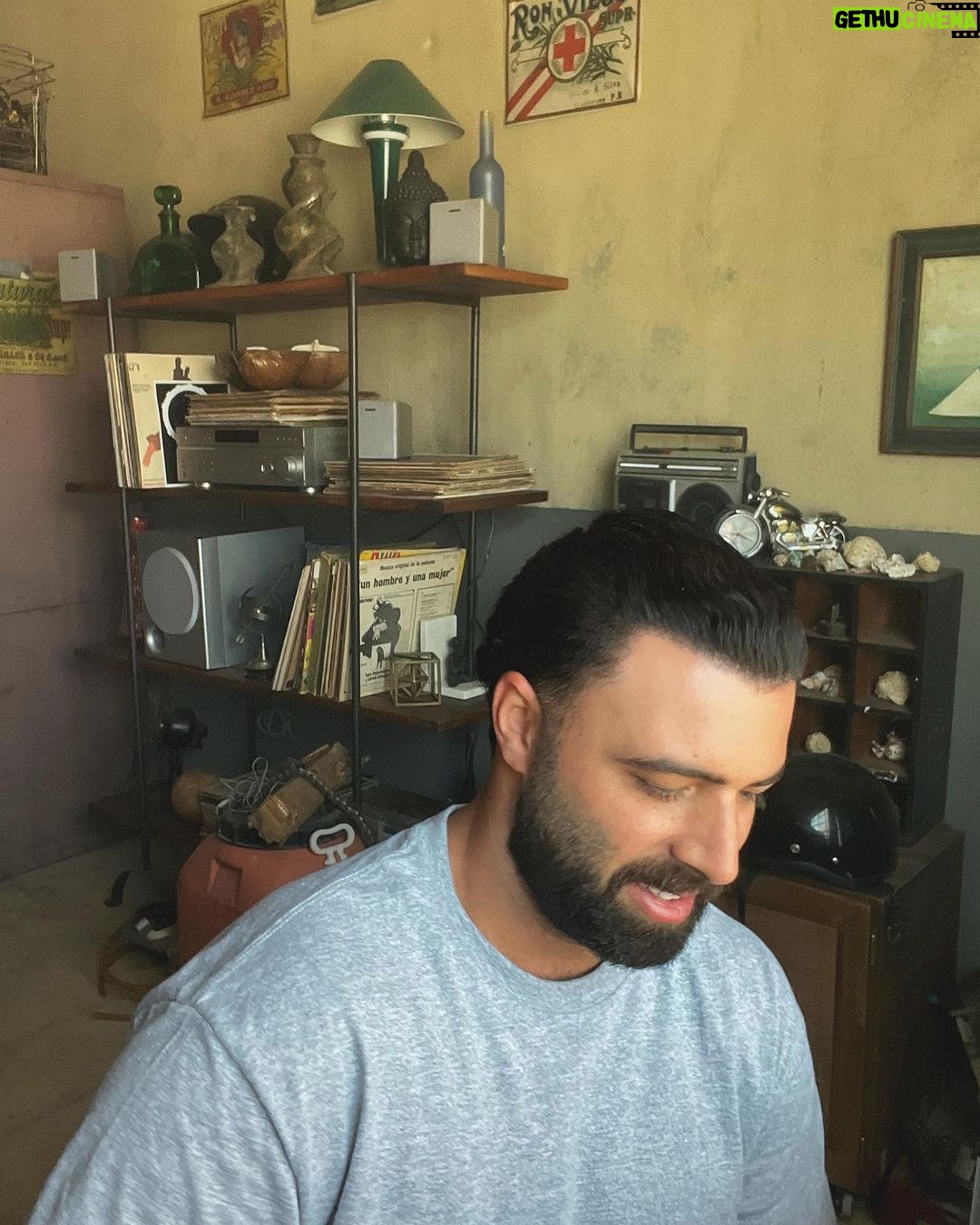 Jencarlos Canela Instagram - Abrí una puerta aquí en PR y encontré un hogar y una familia.