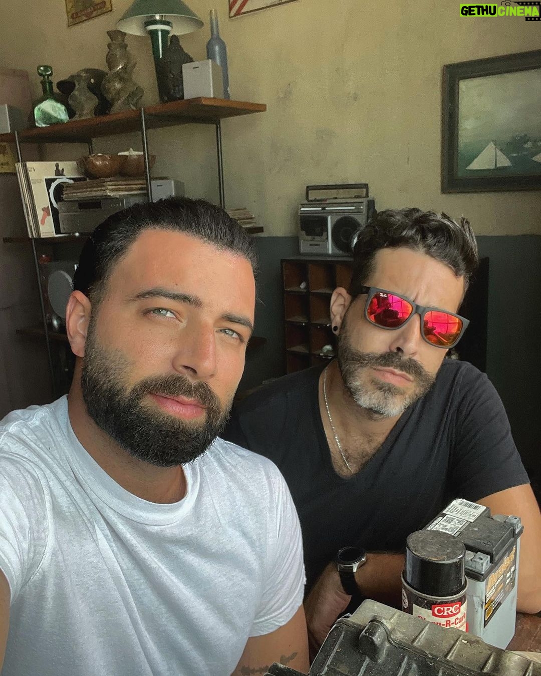 Jencarlos Canela Instagram - Abrí una puerta aquí en PR y encontré un hogar y una familia.