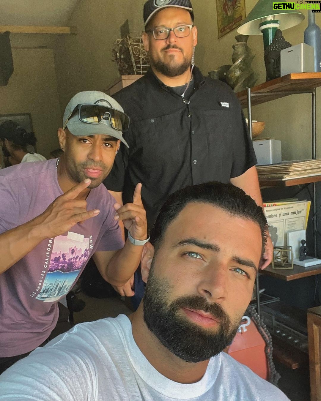 Jencarlos Canela Instagram - Abrí una puerta aquí en PR y encontré un hogar y una familia.