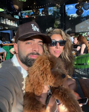 Jencarlos Canela Instagram - Japi holidays/Felices fiestas
La nueva cuenta de Japi es @japi.life 

Love you tia Clara!