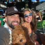 Jencarlos Canela Instagram - Japi holidays/Felices fiestas La nueva cuenta de Japi es @japi.life Love you tia Clara!