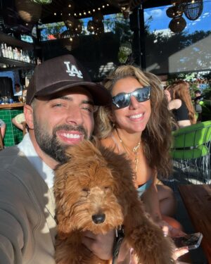 Jencarlos Canela Instagram - Japi holidays/Felices fiestas
La nueva cuenta de Japi es @japi.life 

Love you tia Clara!