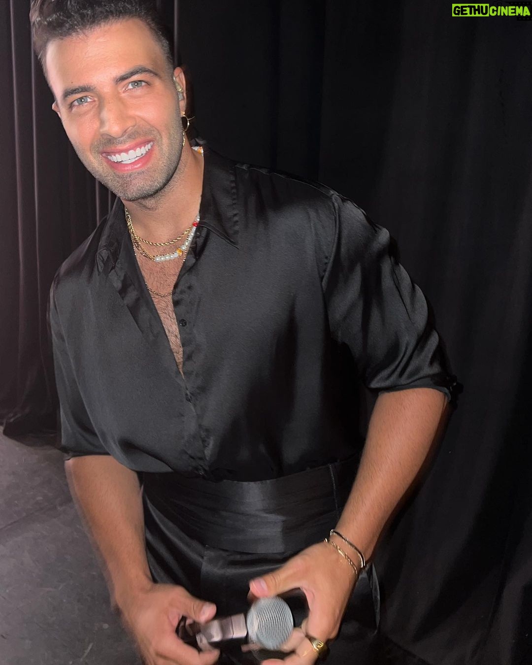 Jencarlos Canela - 57.5K Likes - Last night was fun!
Quiero confesarles que después de un buen tiempo sin pisar un escenario, desarrollé sin darme cuenta el mismo miedo escénico que sentía cuando niño.
El escenario es un espacio sagrado donde me libero por completo y enfrento mis miedos. Anoche fue un aperitivo que me abrió el apetito más que nunca de volver a los escenarios a compartir con colegas y cantar juntos la nueva música que viene en camino y las que ya se saben tamb!
Anoche canté por primera vez una canción muy especial para mi que se llama “VIDA” y ya pronto estará disponible.
Si tienes algún miedo que te está impidiendo hacer algo que deseas, arriésgate!! Toma el primer paso y se que puede ser difícil, pero hazlo. Uno de los mejores sentimientos en esta VIDA es enfrentar y superar tus miedos.
Coméntame algo que aún no has hecho por miedo ?? 👀