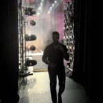 Jencarlos Canela Instagram - Last night was fun! Quiero confesarles que después de un buen tiempo sin pisar un escenario, desarrollé sin darme cuenta el mismo miedo escénico que sentía cuando niño. El escenario es un espacio sagrado donde me libero por completo y enfrento mis miedos. Anoche fue un aperitivo que me abrió el apetito más que nunca de volver a los escenarios a compartir con colegas y cantar juntos la nueva música que viene en camino y las que ya se saben tamb! Anoche canté por primera vez una canción muy especial para mi que se llama “VIDA” y ya pronto estará disponible. Si tienes algún miedo que te está impidiendo hacer algo que deseas, arriésgate!! Toma el primer paso y se que puede ser difícil, pero hazlo. Uno de los mejores sentimientos en esta VIDA es enfrentar y superar tus miedos. Coméntame algo que aún no has hecho por miedo ?? 👀