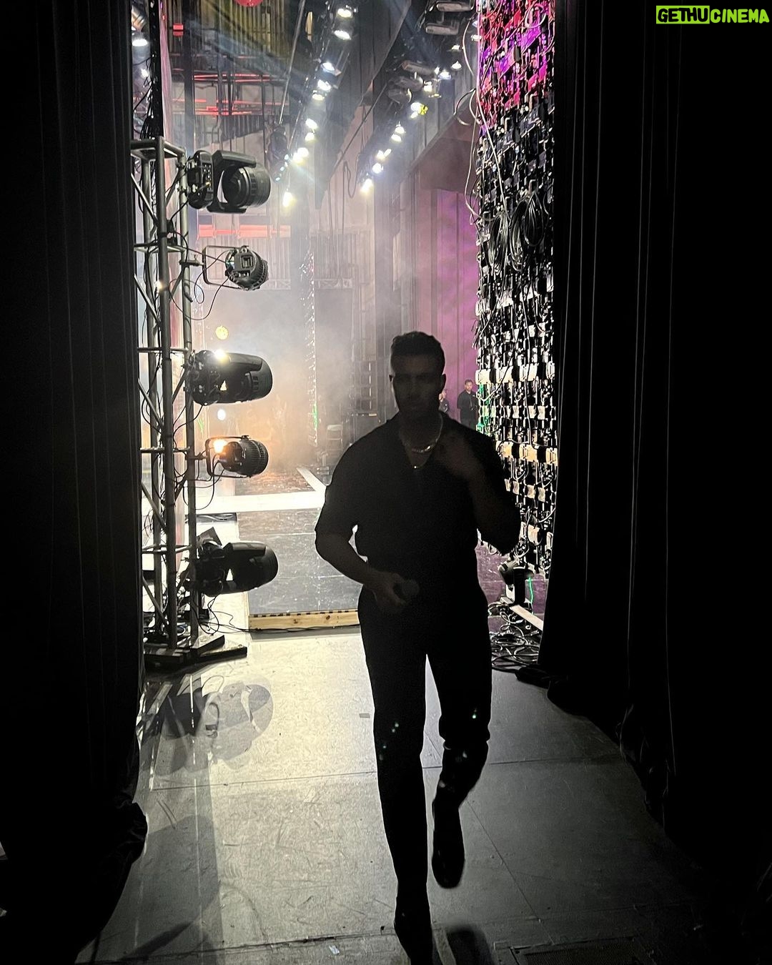 Jencarlos Canela - 57.5K Likes - Last night was fun!
Quiero confesarles que después de un buen tiempo sin pisar un escenario, desarrollé sin darme cuenta el mismo miedo escénico que sentía cuando niño.
El escenario es un espacio sagrado donde me libero por completo y enfrento mis miedos. Anoche fue un aperitivo que me abrió el apetito más que nunca de volver a los escenarios a compartir con colegas y cantar juntos la nueva música que viene en camino y las que ya se saben tamb!
Anoche canté por primera vez una canción muy especial para mi que se llama “VIDA” y ya pronto estará disponible.
Si tienes algún miedo que te está impidiendo hacer algo que deseas, arriésgate!! Toma el primer paso y se que puede ser difícil, pero hazlo. Uno de los mejores sentimientos en esta VIDA es enfrentar y superar tus miedos.
Coméntame algo que aún no has hecho por miedo ?? 👀