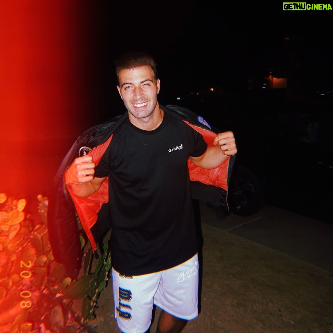 Jencarlos Canela - 37.7K Likes - Las mejores fotos son la primera y la última.
Este man se metió en las otras y me dio pena no subirlas 😂 #fam at the #homestudio