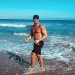 Jencarlos Canela Instagram - And it was at this moment, as the water hit my feet, that I thought: “I ain’t in miami no more 🥶 this shit cold AF!!” 🌊🌊🌊🌊🌊🌊🌊🌊🌊🌊🌊 Y fue en este momento, cuando mis pies sintieron el agua que pensé: “Pal carajo ya no estoy en miami! Esta agüita está 🥶🖕🏽” #felices y #palante #familia Los Angeles, California