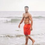 Jencarlos Canela Instagram - ¿Como estas pasando este domingo? This is as far as this Miami boy goes into this cold af water 🌊 🌊 🌊 #sunday