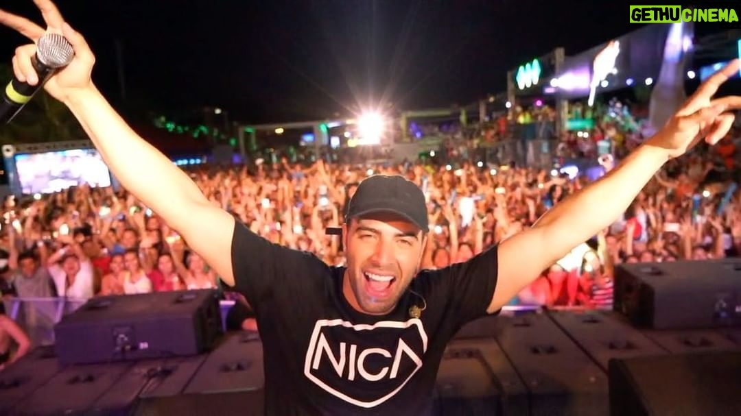 Jencarlos Canela Instagram - Formamos tremendo Bacanal y la pase Diakachimba!!! 😂 Gracias Nicaragua por hacerme sentir en casa!! Está pasando algo mágico en esta gira #paquemeinvitantour @derick_g Playa San Juan del Sur
