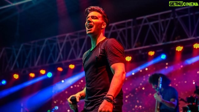 Jencarlos Canela Instagram - This is truly a blessing. Thank you El Salvador for a beautiful night. Who's next? Realmente me siento bendecido. Gracias El Salvador por una noche inolvidable. Quien sigue? #Bajito #TriplePlatinumComingSoon π #Baby