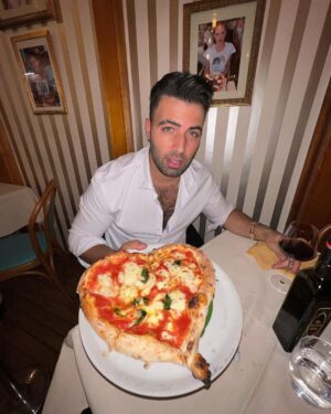 Jencarlos Canela Instagram - La dolce vita 🇮🇹
 #positano allá prossima 

🍕 🍷 🍝 

Ya no podía más en esa última foto 🤣