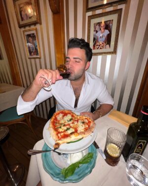 Jencarlos Canela Instagram - La dolce vita 🇮🇹
 #positano allá prossima 

🍕 🍷 🍝 

Ya no podía más en esa última foto 🤣