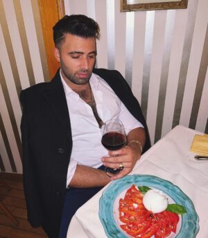 Jencarlos Canela Instagram - La dolce vita 🇮🇹
 #positano allá prossima 

🍕 🍷 🍝 

Ya no podía más en esa última foto 🤣