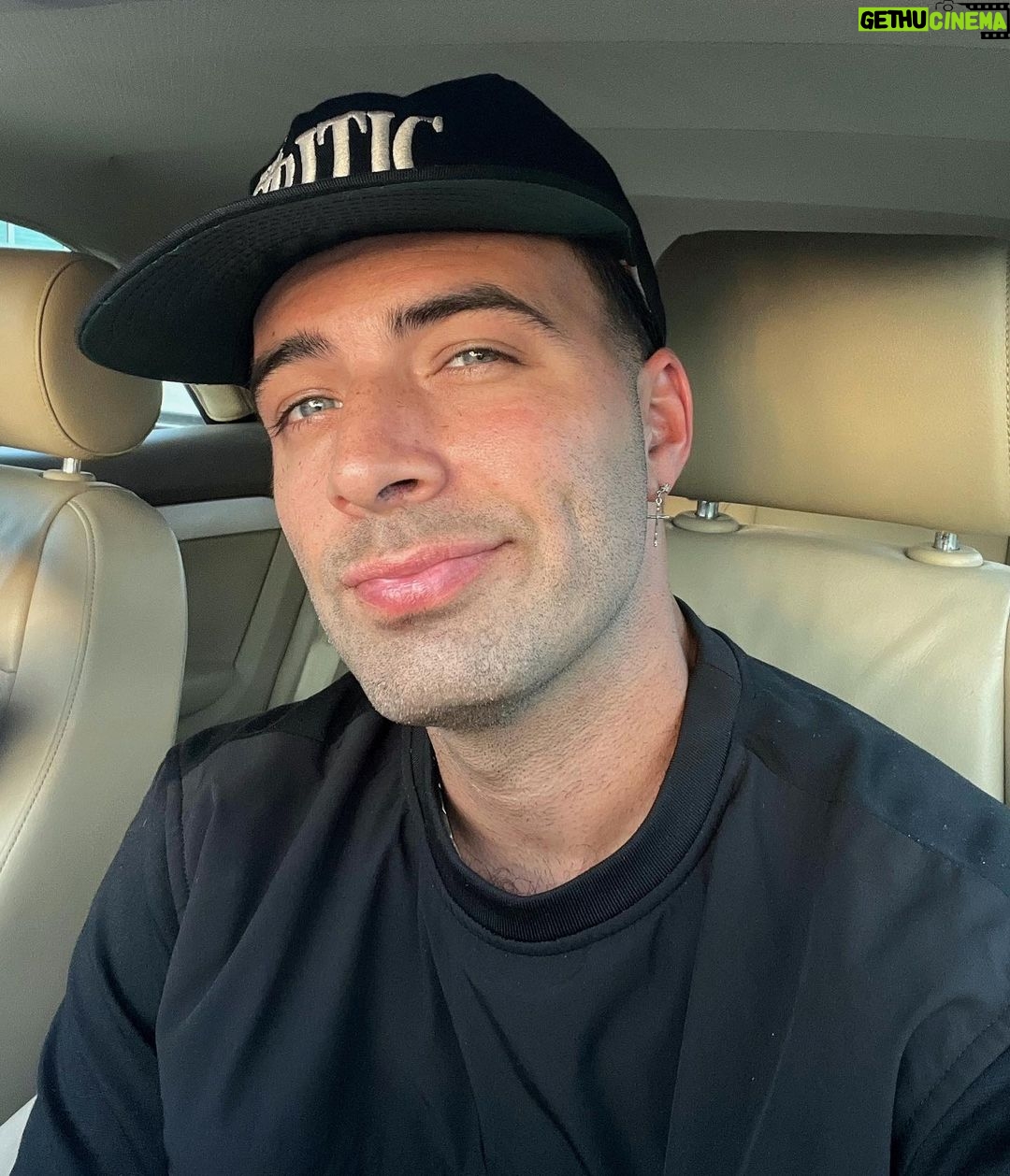 Jencarlos Canela - 72.9K Likes - Se feliz yo invito!