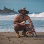 Jencarlos Canela Instagram - Dos locos con dos cocos en Cocles ! Compartiendo con gente buena en Cocles !! El caribe en Costa Rica es una vibra especial! 🐶 #PuraVida #JenTheExplorer lol Cocles, Limon, Costa Rica