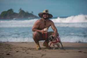 Jencarlos Canela Instagram - Dos locos con dos cocos en Cocles ! Compartiendo con gente buena en Cocles !! El caribe en Costa Rica es una vibra especial! 🐶 #PuraVida #JenTheExplorer lol