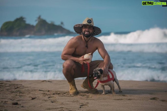 Jencarlos Canela Instagram - Dos locos con dos cocos en Cocles ! Compartiendo con gente buena en Cocles !! El caribe en Costa Rica es una vibra especial! 🐶 #PuraVida #JenTheExplorer lol Cocles, Limon, Costa Rica