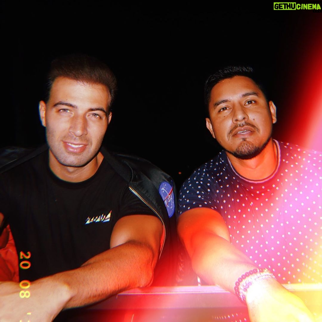 Jencarlos Canela - 37.7K Likes - Las mejores fotos son la primera y la última.
Este man se metió en las otras y me dio pena no subirlas 😂 #fam at the #homestudio