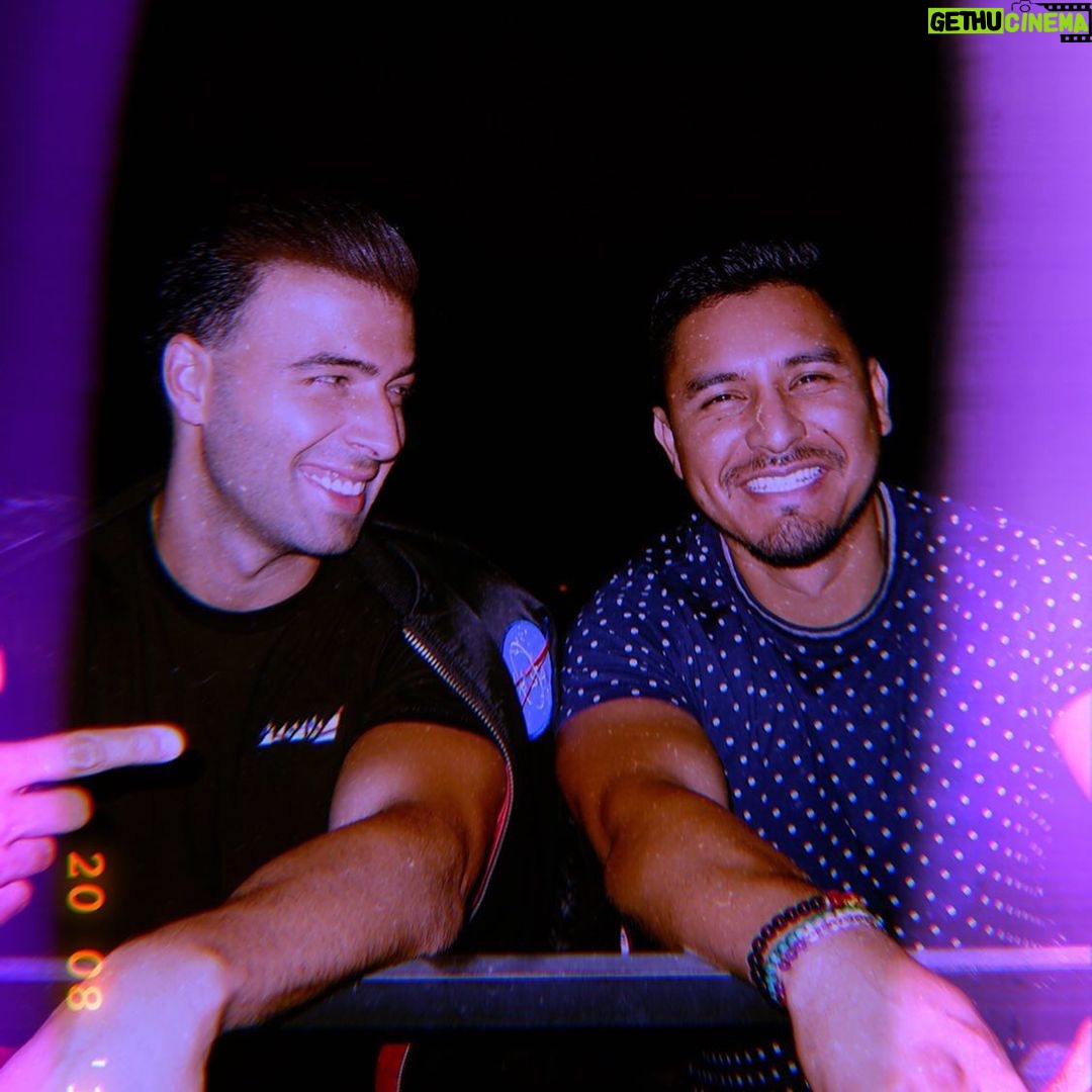 Jencarlos Canela - 37.7K Likes - Las mejores fotos son la primera y la última.
Este man se metió en las otras y me dio pena no subirlas 😂 #fam at the #homestudio