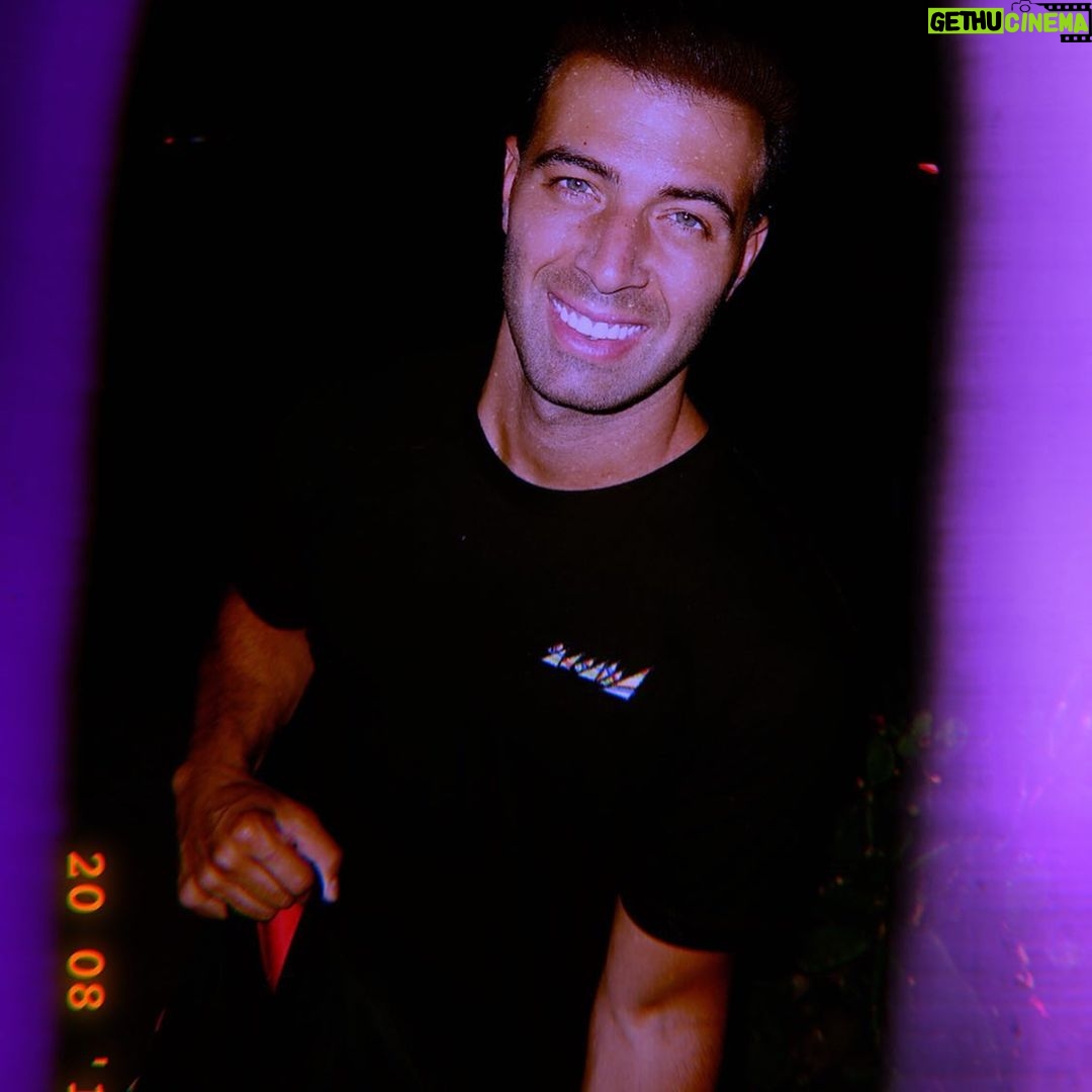 Jencarlos Canela - 37.7K Likes - Las mejores fotos son la primera y la última.
Este man se metió en las otras y me dio pena no subirlas 😂 #fam at the #homestudio