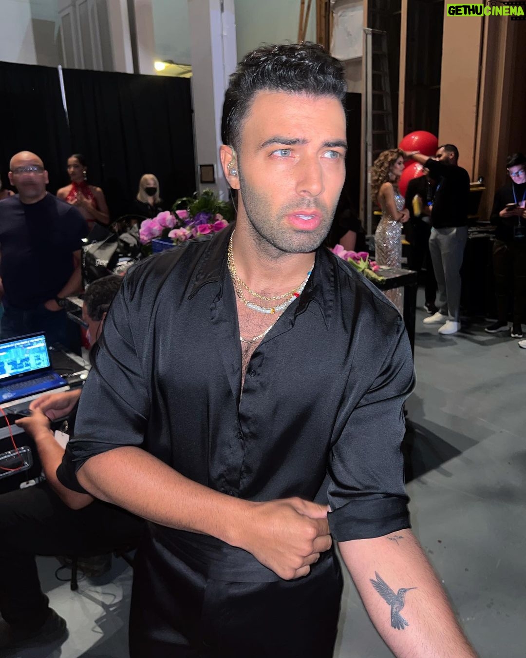 Jencarlos Canela - 57.5K Likes - Last night was fun!
Quiero confesarles que después de un buen tiempo sin pisar un escenario, desarrollé sin darme cuenta el mismo miedo escénico que sentía cuando niño.
El escenario es un espacio sagrado donde me libero por completo y enfrento mis miedos. Anoche fue un aperitivo que me abrió el apetito más que nunca de volver a los escenarios a compartir con colegas y cantar juntos la nueva música que viene en camino y las que ya se saben tamb!
Anoche canté por primera vez una canción muy especial para mi que se llama “VIDA” y ya pronto estará disponible.
Si tienes algún miedo que te está impidiendo hacer algo que deseas, arriésgate!! Toma el primer paso y se que puede ser difícil, pero hazlo. Uno de los mejores sentimientos en esta VIDA es enfrentar y superar tus miedos.
Coméntame algo que aún no has hecho por miedo ?? 👀