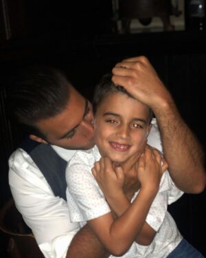 Jencarlos Canela Instagram - 12 años de vida juntos! Te amo mas que la comida de abuela y tú sabes que hay días que te cambiaría por un plato de arroz con frijoles y ropa vieja sin pensarlo dos veces! 
Tenía 23 cuando naciste un día como hoy hace 12 años. Recuerdo estarte mirando por el vidrio del hospital preguntándome cómo iba a criar un niño si aún me faltaba tanto para aprender a ser hombre. Hoy se que la mejor versión del hombre que soy no hubiera sido posible sin tu llegada. Happy birthday bro I love you more than I could ever put into words.
