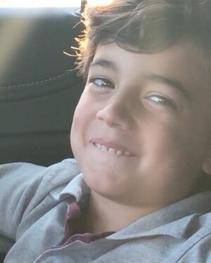 Jencarlos Canela Instagram - 12 años de vida juntos! Te amo mas que la comida de abuela y tú sabes que hay días que te cambiaría por un plato de arroz con frijoles y ropa vieja sin pensarlo dos veces! 
Tenía 23 cuando naciste un día como hoy hace 12 años. Recuerdo estarte mirando por el vidrio del hospital preguntándome cómo iba a criar un niño si aún me faltaba tanto para aprender a ser hombre. Hoy se que la mejor versión del hombre que soy no hubiera sido posible sin tu llegada. Happy birthday bro I love you more than I could ever put into words.