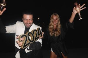 Jencarlos Canela Instagram - Feliz año nuevo familia! 2️⃣👌🏼2️⃣4️⃣ 
Les deseo a todos la paz que siento y la energía tan linda que me rodea. Agradecido 🙏🏼