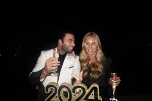 Jencarlos Canela Instagram - Feliz año nuevo familia! 2️⃣👌🏼2️⃣4️⃣ 
Les deseo a todos la paz que siento y la energía tan linda que me rodea. Agradecido 🙏🏼