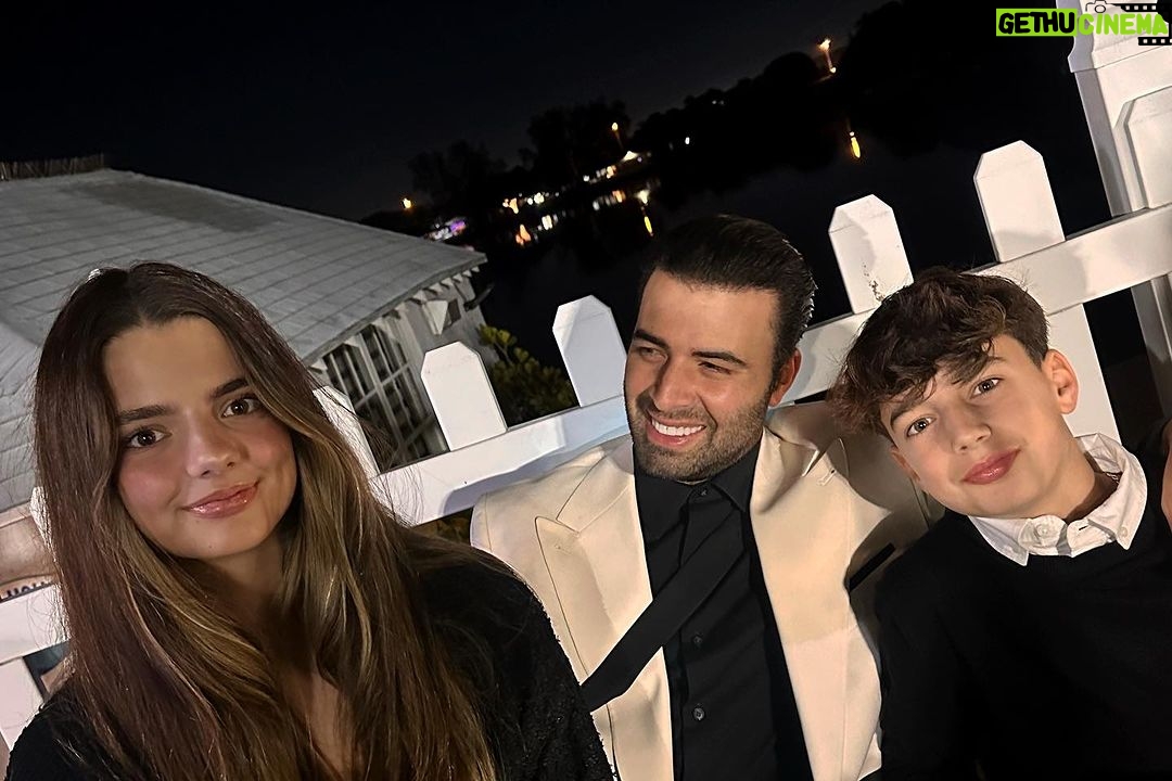 Jencarlos Canela - 131.6K Likes - Feliz año nuevo familia! 2️⃣👌🏼2️⃣4️⃣
Les deseo a todos la paz que siento y la energía tan linda que me rodea. Agradecido 🙏🏼