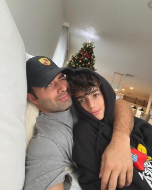 Jencarlos Canela Instagram - There are many more things I want but I have everything I need. Feliz navidad familia🎄🫶🏻