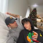 Jencarlos Canela Instagram - There are many more things I want but I have everything I need. Feliz navidad familia🎄🫶🏻